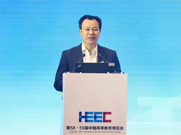 重庆师范大学党委书记曾礼作主旨报告。重庆师范大学供图 重庆师范大学党委书记曾礼作主旨报告。重庆师范大学供图