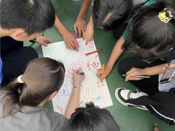 图为孩子们共同设计队旗。重庆师范大学供稿图
