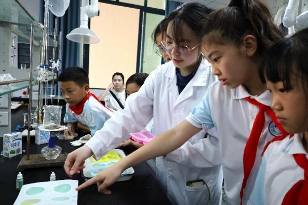 小朋友们在实验室内动手实验。重庆师范大学供图 小朋友们在实验室内动手实验。重庆师范大学供图