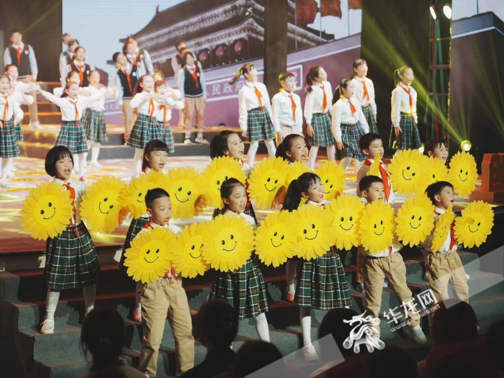 “争当红岩先锋,维护国家安全”大型艺术思政课今晚在重庆师范大学举行。 华龙网记者 刘钊 摄 “争当红岩先锋,维护国家安全”大型艺术思政课今晚在重庆师范大学举行。 华龙网记者 刘钊 摄