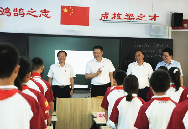 2024年9月,重庆师范大学校领导到附属学校调研指导开学工作。重庆师范大学供图